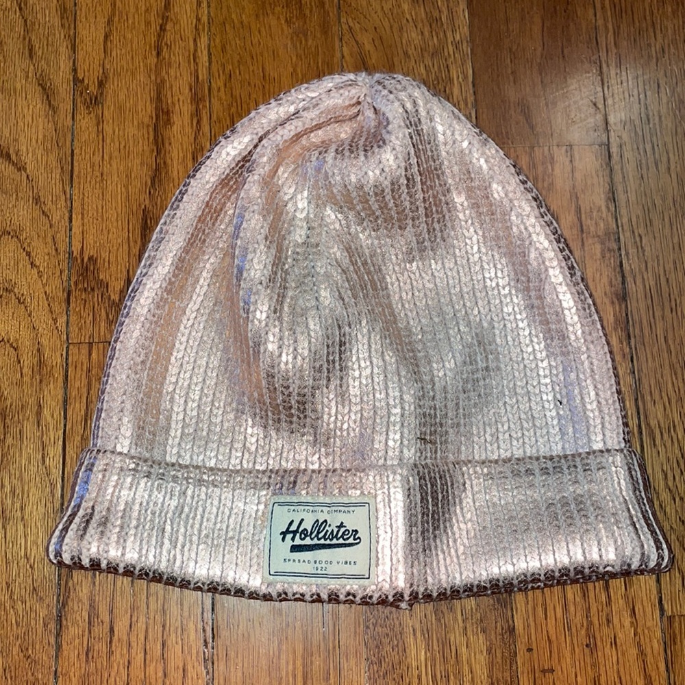 Rose gold knitted beanie from Hollister